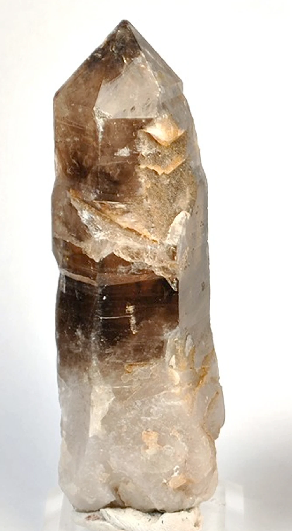 Cristal de quartzo fumê, espécime de estudo com terminação bem definida.